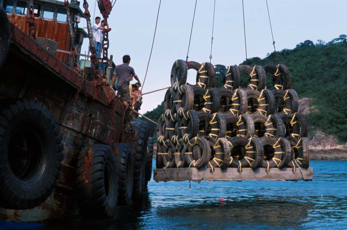 Photo of  deployment of 4-layer pyramid used tyre artificial reef