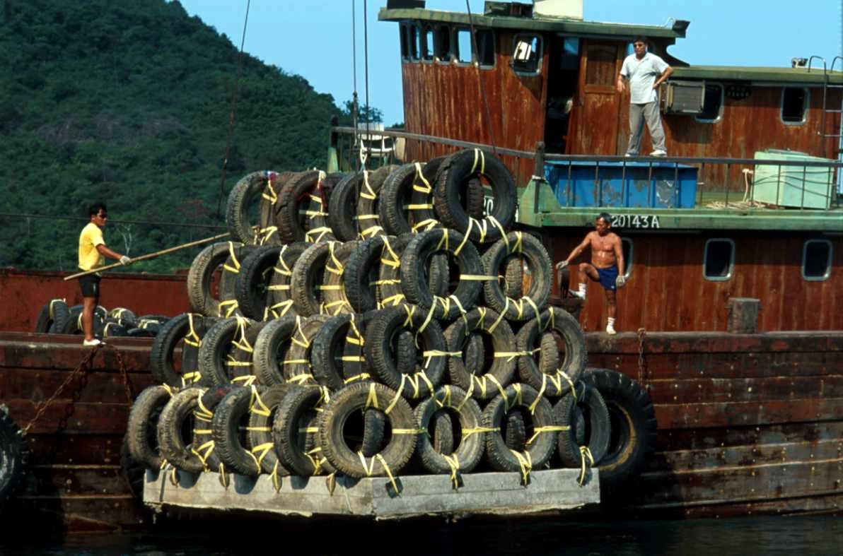 Photo of deployment of 4-layer pyramid used tyre artificial reef