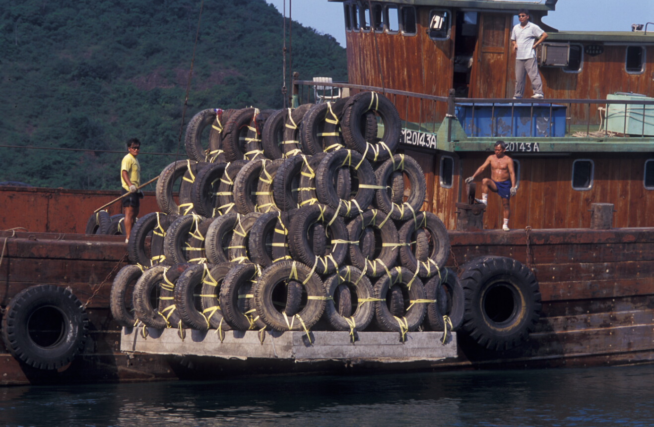 Photo of  4-layer pyramid used tyre deployment