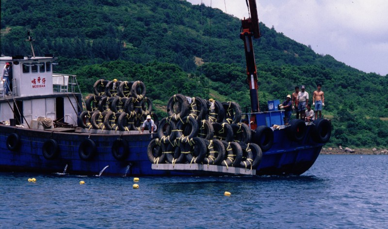 Photo of 3-layer pyramid used tyre deployment